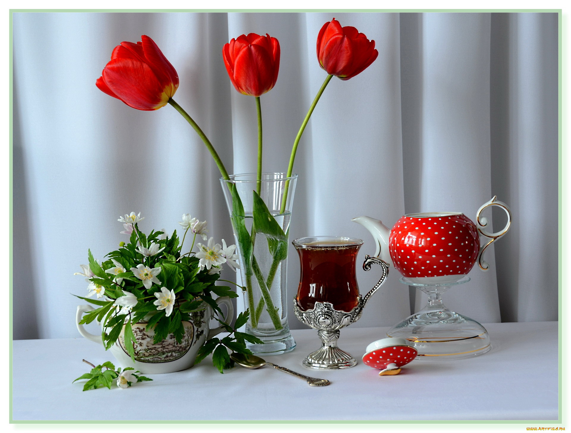 С добрым утром тюльпаны с пожеланиями красивые. Доброе утро тюльпаны. Доброе утро чай тюльпаны. Утро тюльпаны чай. Натюрморт с тюльпанами.